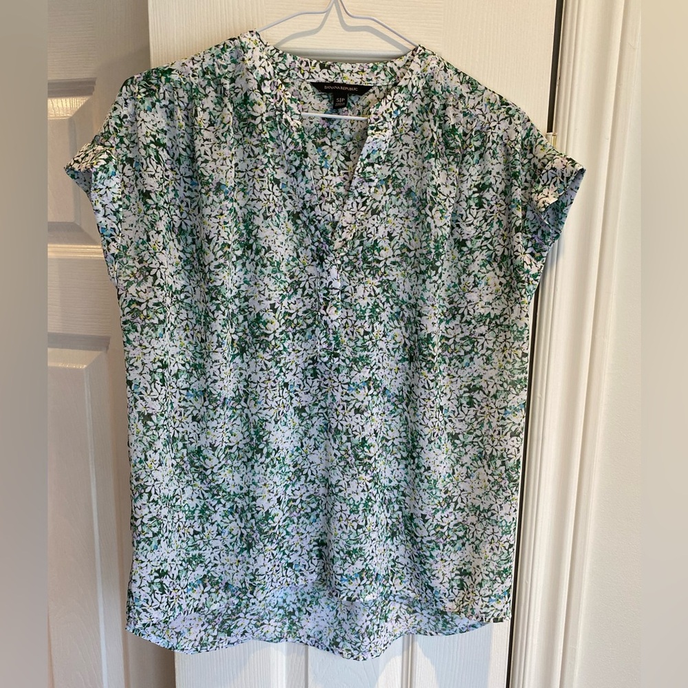 Banana Republic Green and White Floral Blouse